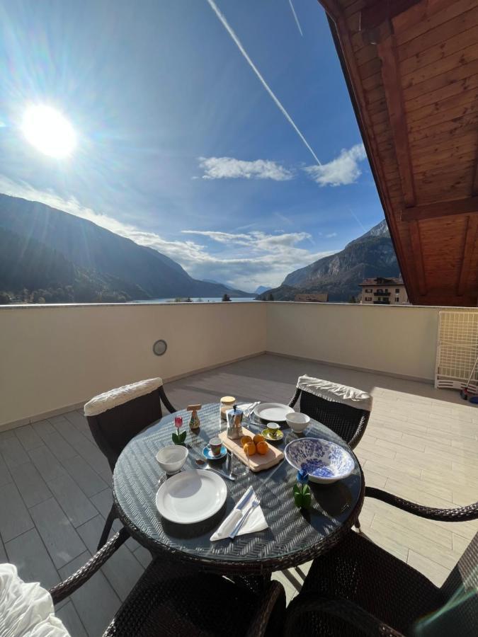 Attico Con Vista Sul Lago E Montagne A Molveno Kültér fotó