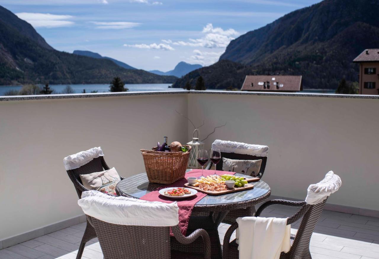 Attico Con Vista Sul Lago E Montagne A Molveno Kültér fotó